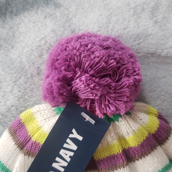New Old Navy Winter Pompom Baby Girl's hat 0-6 months - Picture 2 of 3